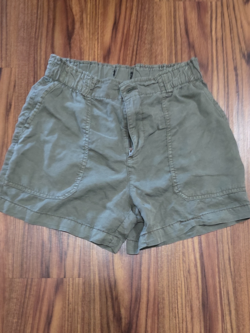 Casual Olive Green High-Waist Shorts